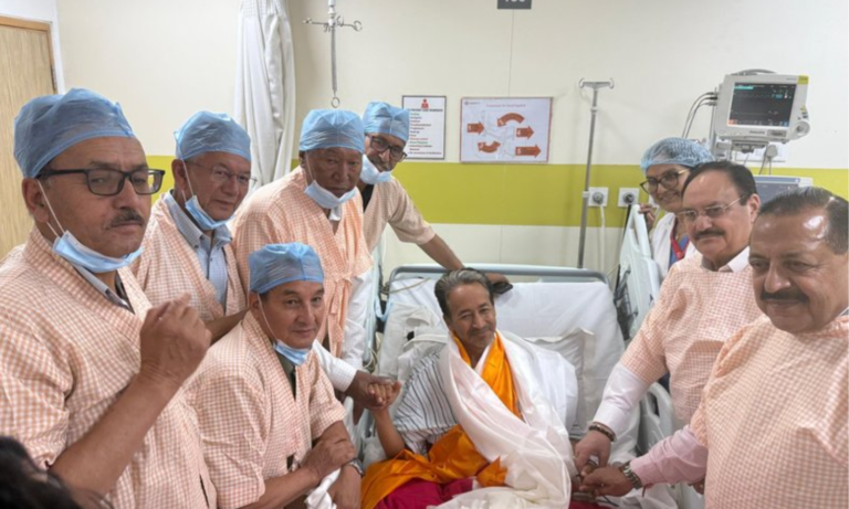 सोनम वांगचुक ने अस्पताल में तोड़ा अनशन, जे.पी. नड्डा के हाथों किया अन्न ग्रहण |